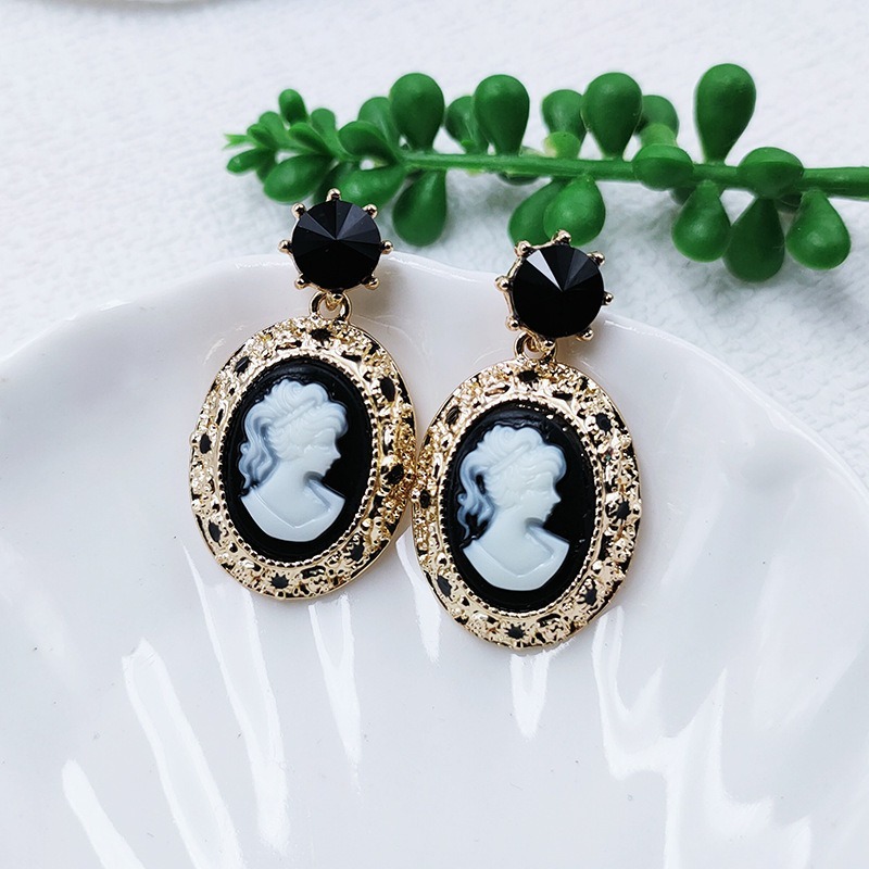 Vintage Fashion Queen - Vintage Lady Queen Relief Oval Acrylic